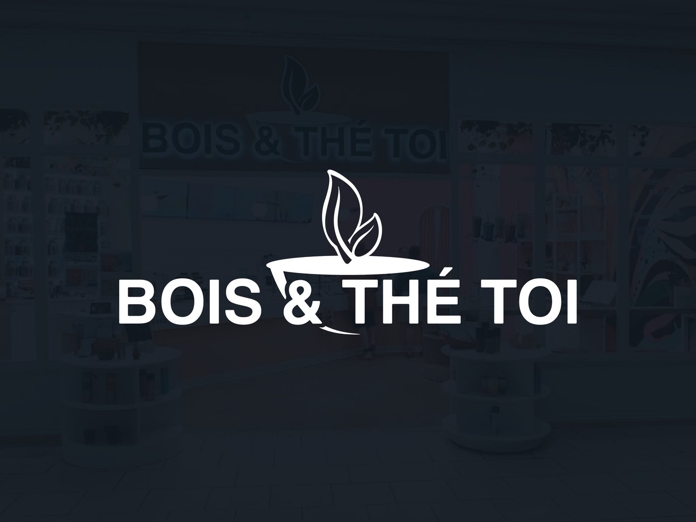 Logo de Bois & Thé Toi, feuilles de thé sur une tasse, devant la boutique