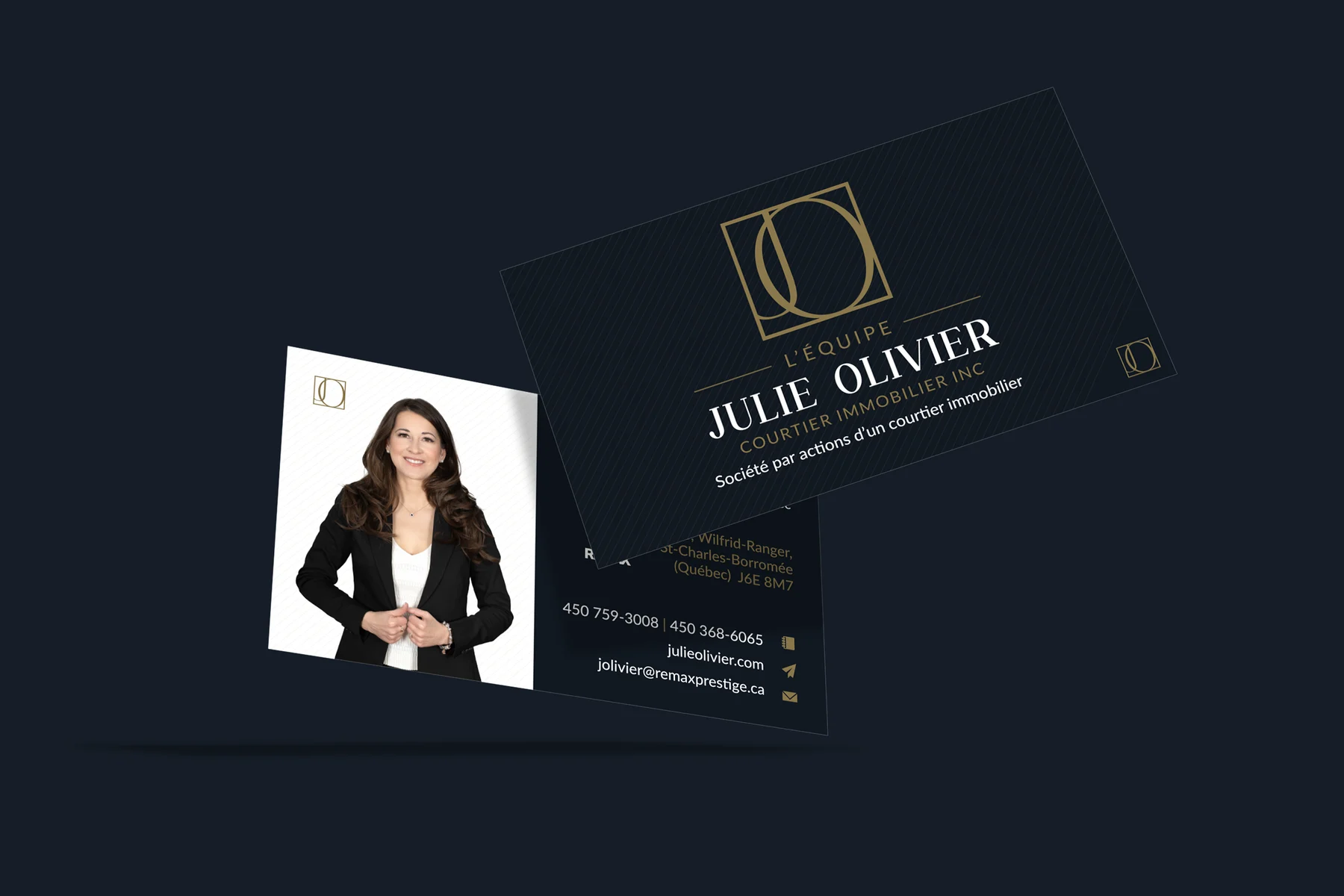 Cartes d’affaires de L’Équipe Julie Olivier, fond bleu nuit, logo doré et photo de Julie