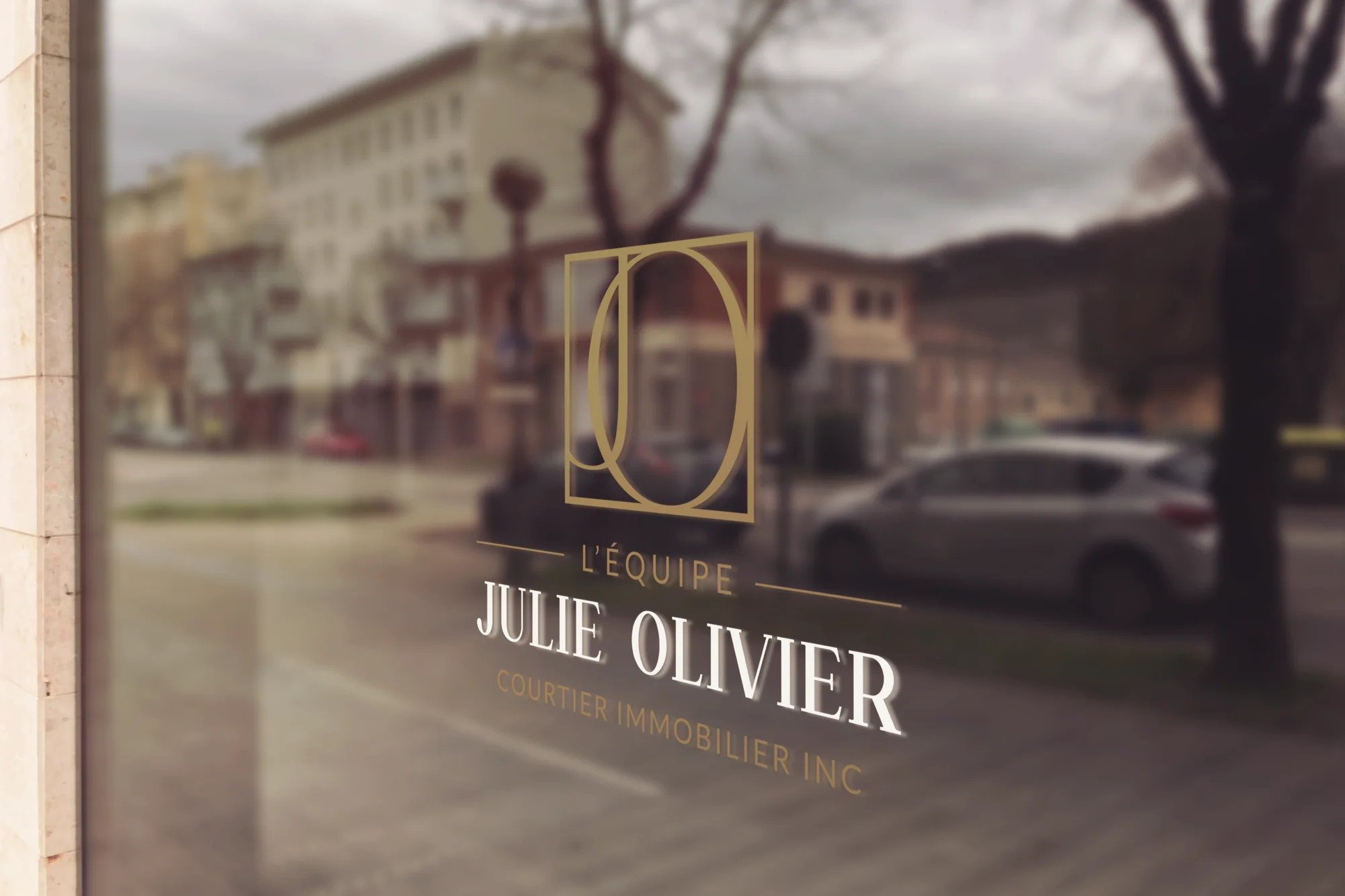 Logo de L’Équipe Julie Olivier en vinyle sur la vitrine d’un bureau