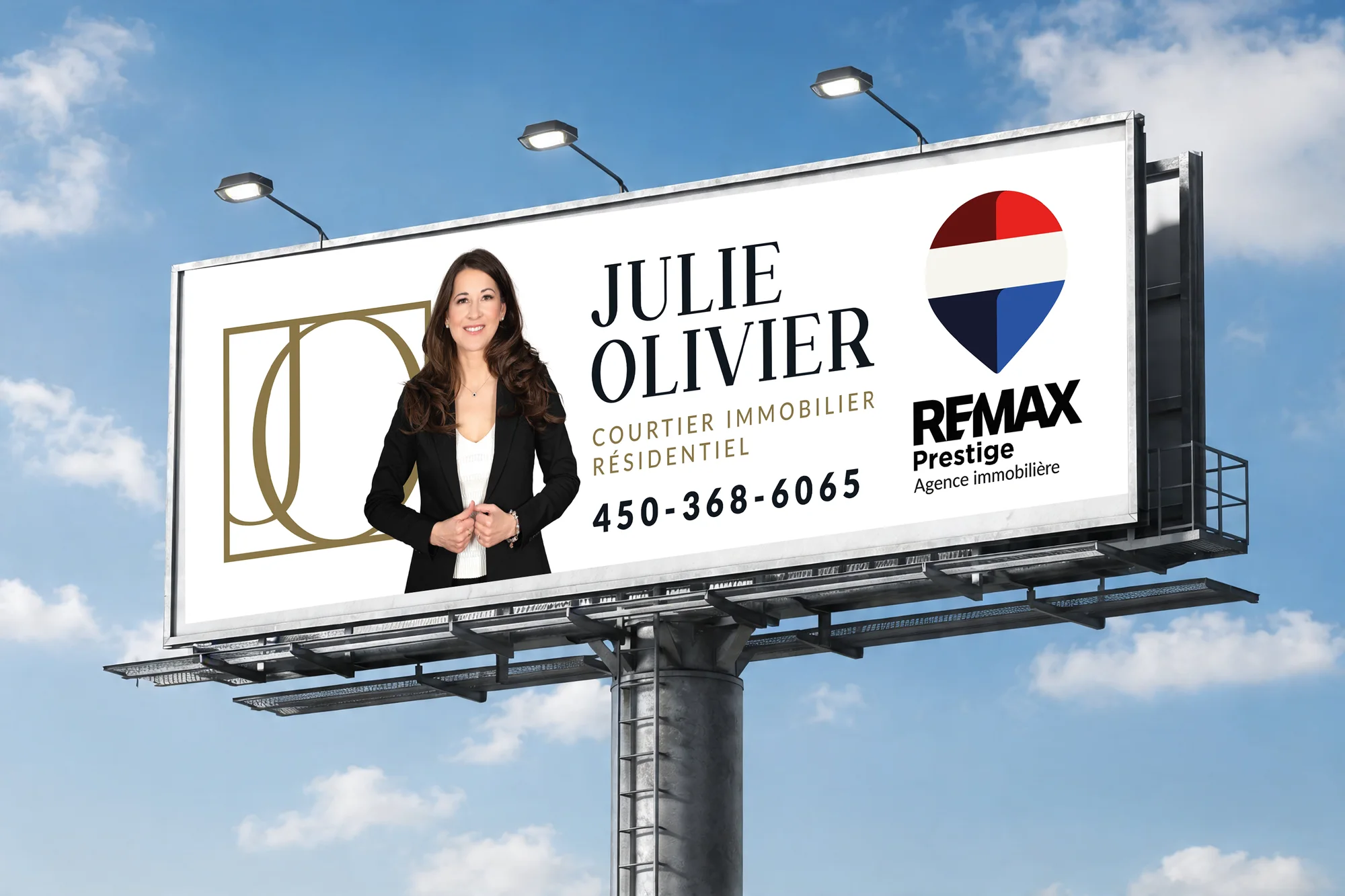 Panneau publicitaire autoroutier de L’Équipe Julie Olivier avec le monogramme doré, la photo de Julie et le logo RE/MAX Prestige