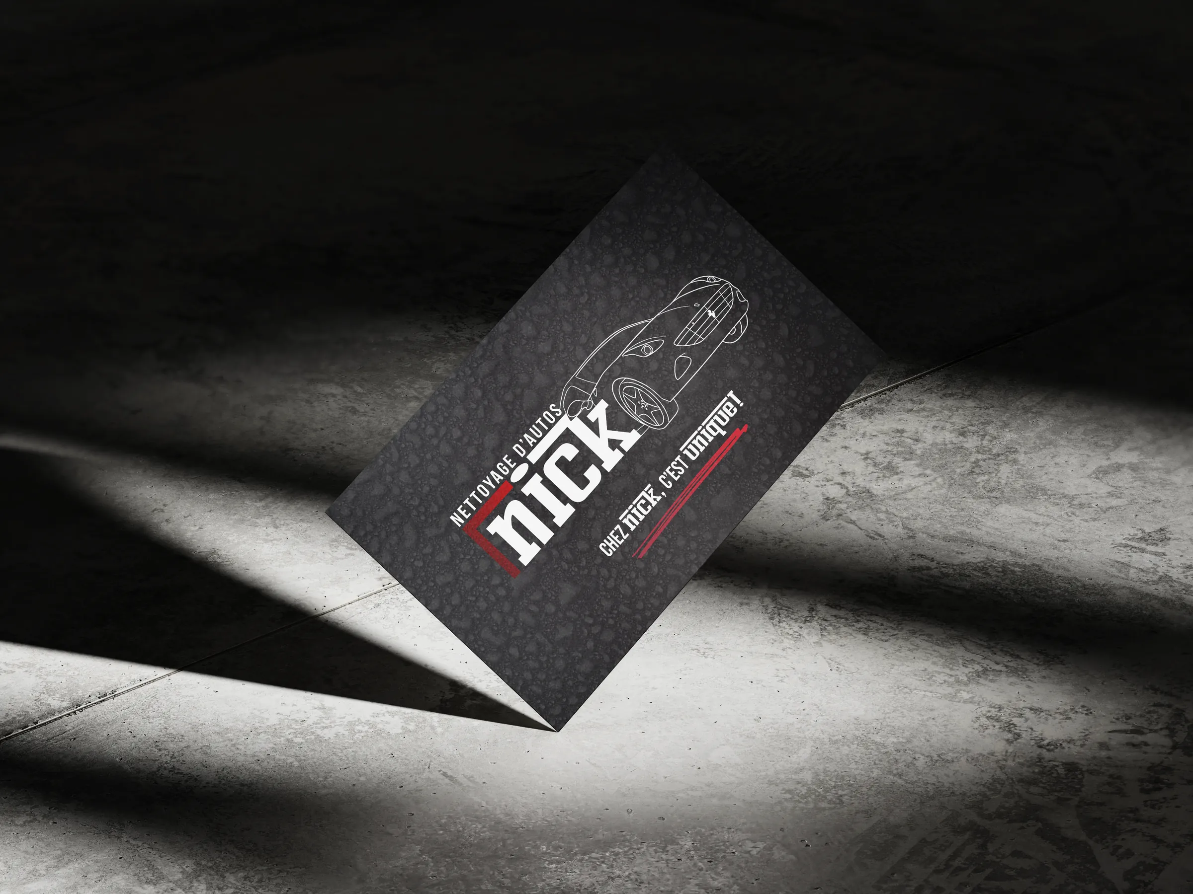 Carte d’affaires de Nettoyage d’Autos Nick, noire, avec le logo et la signature « Chez Nick, c’est unique! »