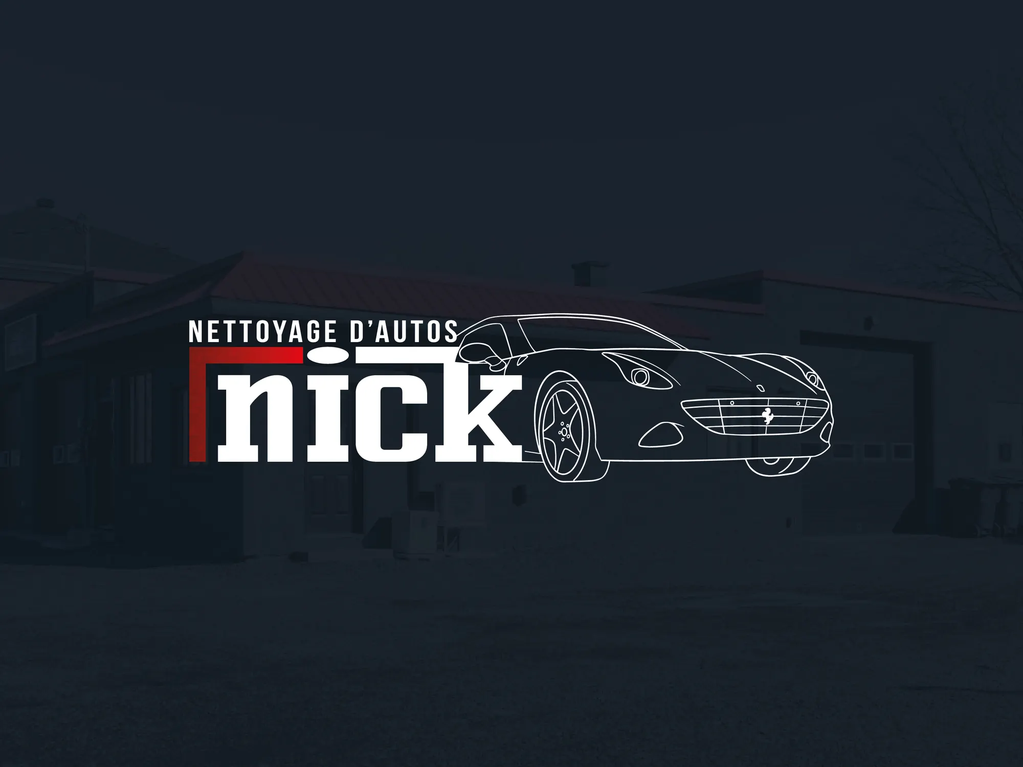 Logo de Nettoyage d’Autos Nick en blanc sur fond sombre, devant l’atelier de Saint-Pie